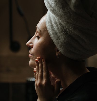 chica siguiendo su rutina facial de noche